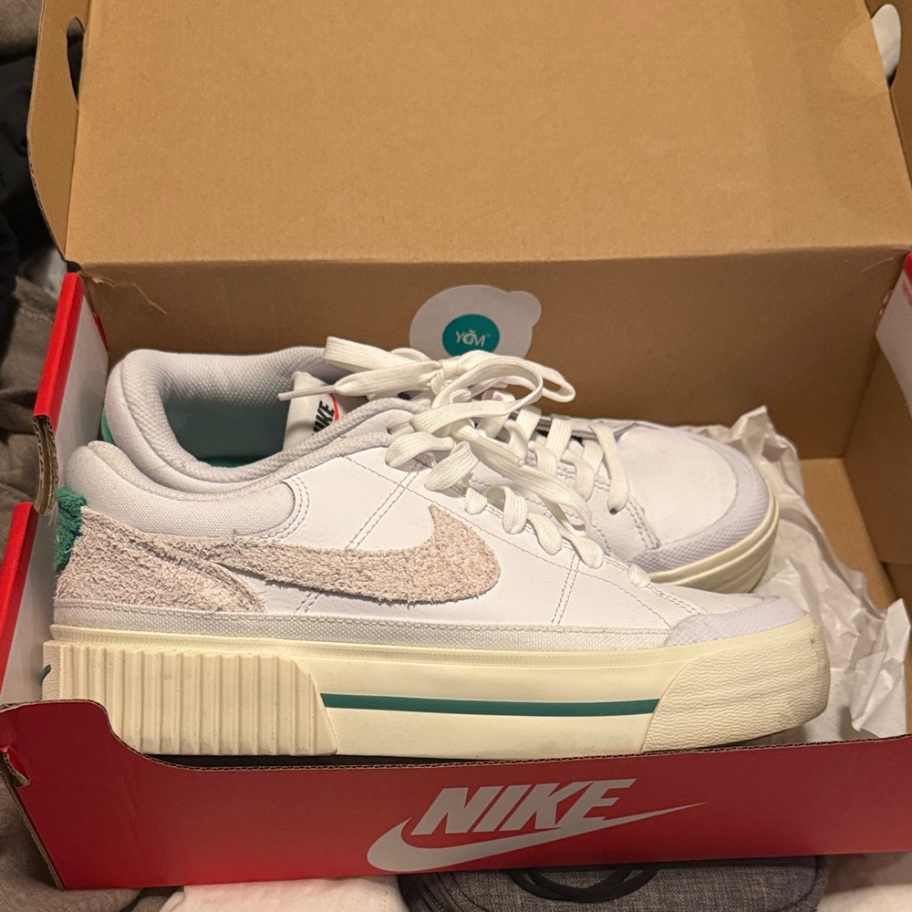 Nike women’s court legacy lift